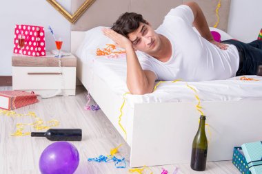 Çılgın Noel partisinden sonra genç adam