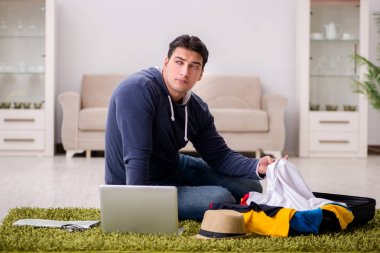 Tatil gezisini haritayla planlayan adam