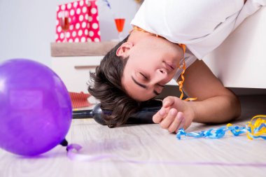 Çılgın Noel partisinden sonra genç adam