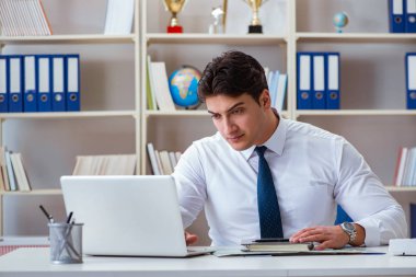 Ofiste çalışan bir iş adamı.