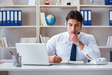 İşadamı. Ofiste çalışan seyahat acentesi.