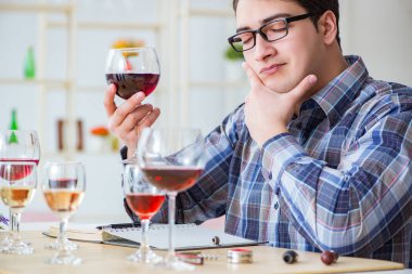 Profesyonel şarap garsonu kırmızı şarap tadıyor.
