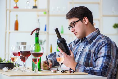 Profesyonel şarap garsonu kırmızı şarap tadıyor.