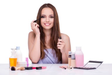 Beyaz tenli, güzel makyajlı genç bir kadın.