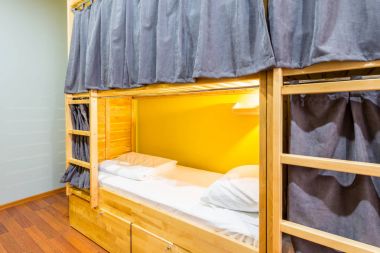 Yurt yatakhaneleri oda içinde düzenlendi.