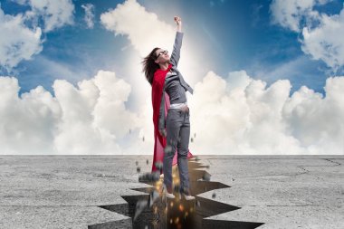 Süper kahraman iş kadını zor durumdan kaçıyor.