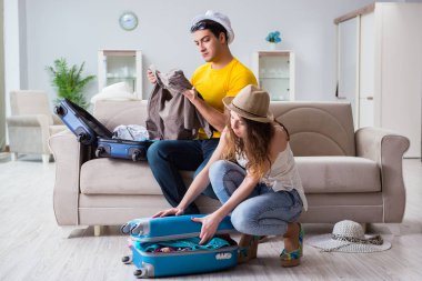 Genç bir aile seyahat için hazırlanıyor.