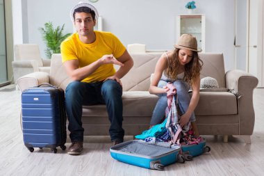 Genç bir aile seyahat için hazırlanıyor.