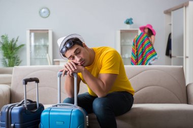 Genç bir aile seyahat için hazırlanıyor.