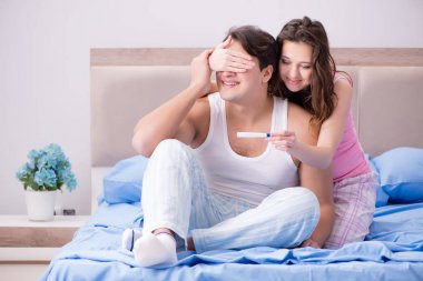 Hamilelik testi sonuçları olan genç bir aile