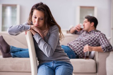Genç bir aile kavramında içki sorunu yaşayan sarhoş bir koca.
