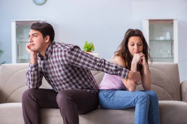 Parçalanmış ilişki konseptinde genç bir aile