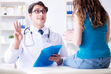 Tıbbi konseptte doktoru ziyaret eden kadın