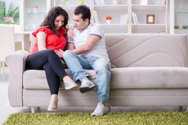 Bir bebek bekleyen genç çift.