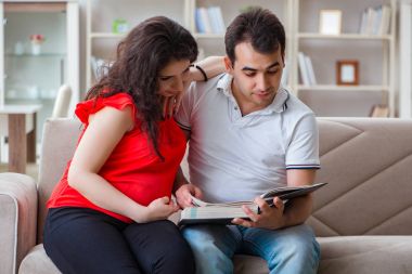 Bir bebek bekleyen genç çift.