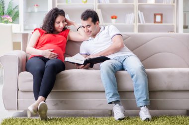 Bir bebek bekleyen genç çift.