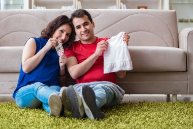 Bir bebek bekleyen genç çift.