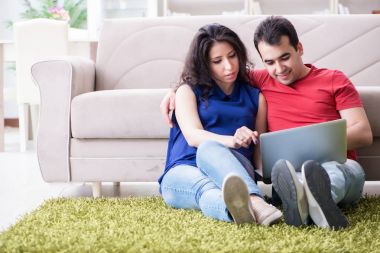 Bir bebek bekleyen genç çift.