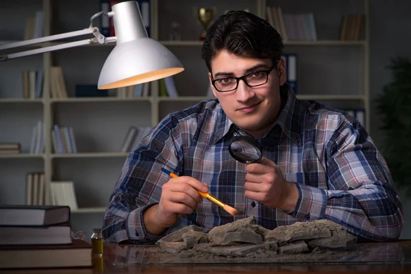 Archeolog pracující dlouho do noci v kanceláři — Stock fotografie