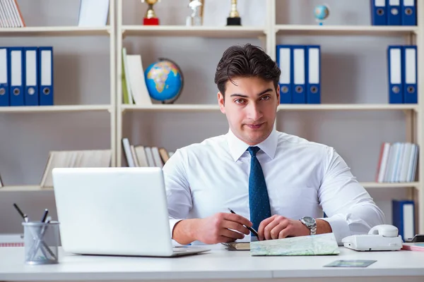 Agente uomo d'affari che lavora in ufficio — Foto Stock