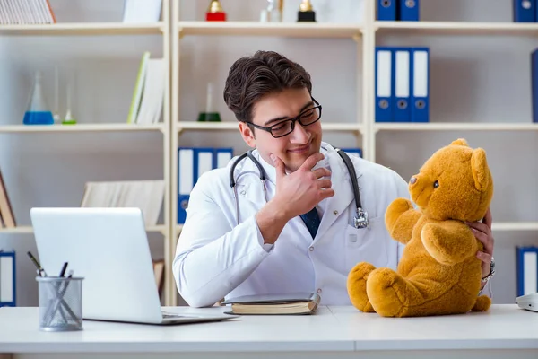 Médico veterinário pediatra segurando um exame no off — Fotografia de Stock