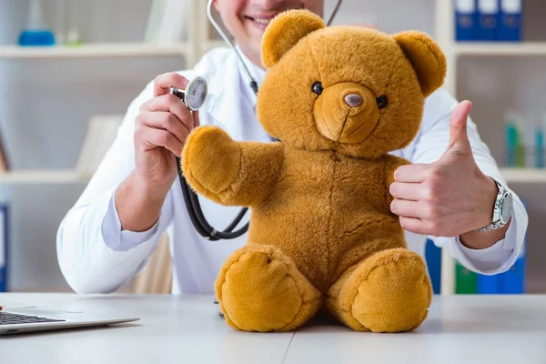 Médico veterinario pediatra celebración de un examen en el off —  Fotos de Stock