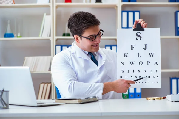 눈 검사를 하고 있는 문자 해도를 가지고 있는 안과 의사 — 스톡 사진