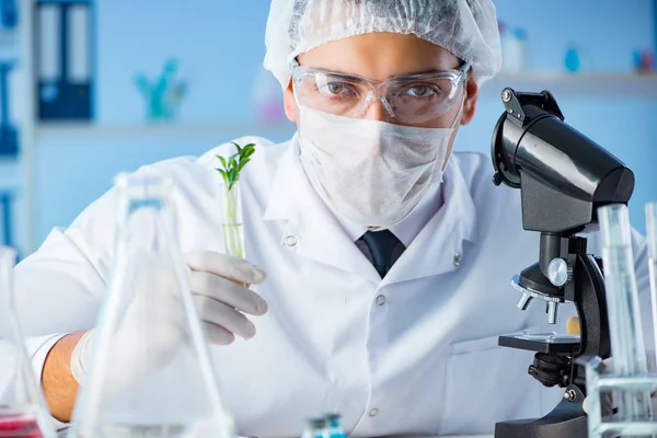 Concepto de biotecnología con científico en laboratorio —  Fotos de Stock