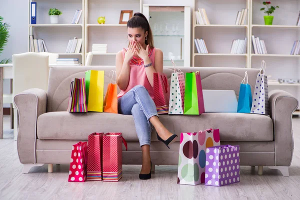 Jonge vrouw na het winkelen met tassen — Stockfoto