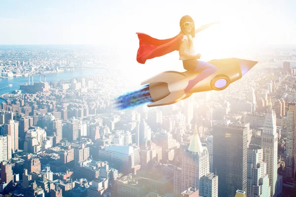 Süper kahraman kavramında küçük bir kız roket uçuruyor. — Stok fotoğraf