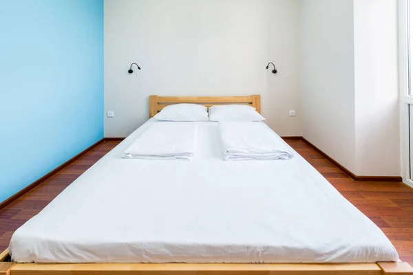 Otelde çift kişilik yatak. — Stok fotoğraf