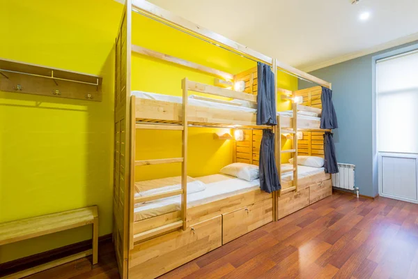 Hostel dormitorium łóżka rozmieszczone w pokoju — Zdjęcie stockowe