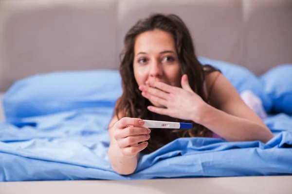 Mujer con prueba de resultados de embarazo —  Fotos de Stock