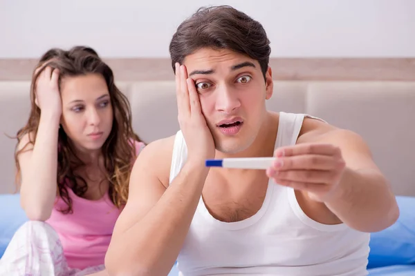 Ung familj med graviditetstest resultat — Stockfoto