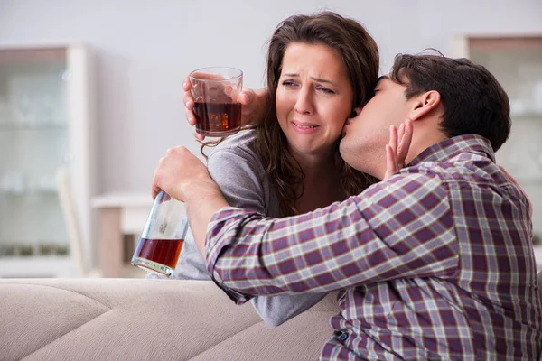 Koncepcja przemocy domowej w rodzinnej kłótni z alkoholikiem pijanym — Zdjęcie stockowe