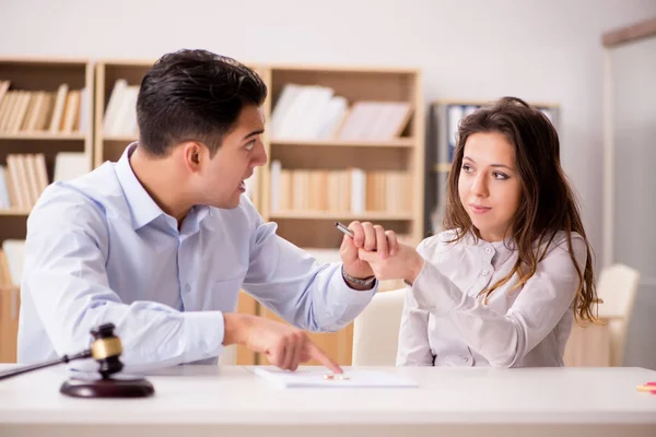 Junge Familie in der Ehe Scheidungskonzept — Stockfoto