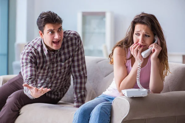 Familia joven en concepto de relación rota — Foto de Stock