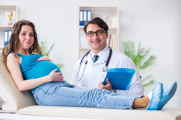 Gravid kvinna besöker läkare i medicinska begrepp — Stockfoto