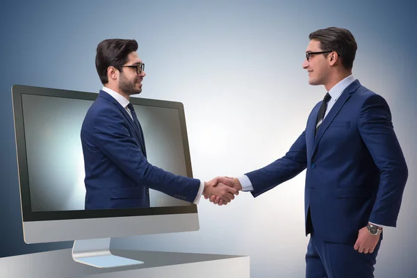 Концепция телеприсутствия с двумя рукопожатиями бизнесмена — стоковое фото