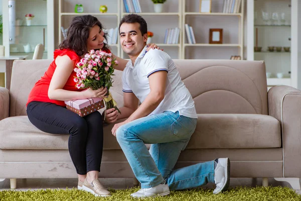 Família jovem casal esperando um bebê — Fotografia de Stock