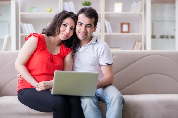 Familia joven pareja esperando un bebé — Foto de Stock