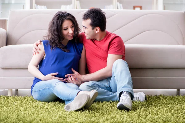 Bir bebek bekleyen genç çift.