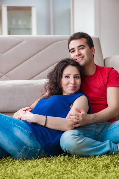 Família jovem casal esperando um bebê — Fotografia de Stock