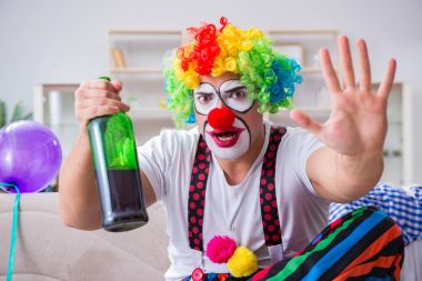 Sarhoş palyaço evde parti veriyor.