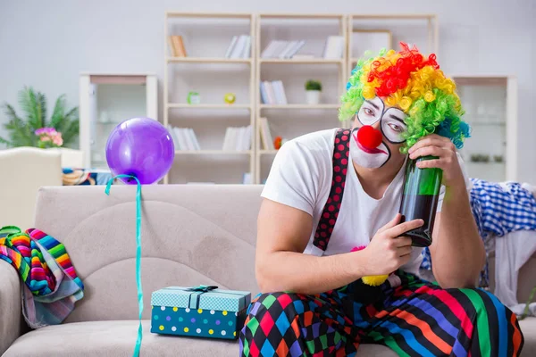 Betrunkener Clown feiert Party zu Hause — Stockfoto