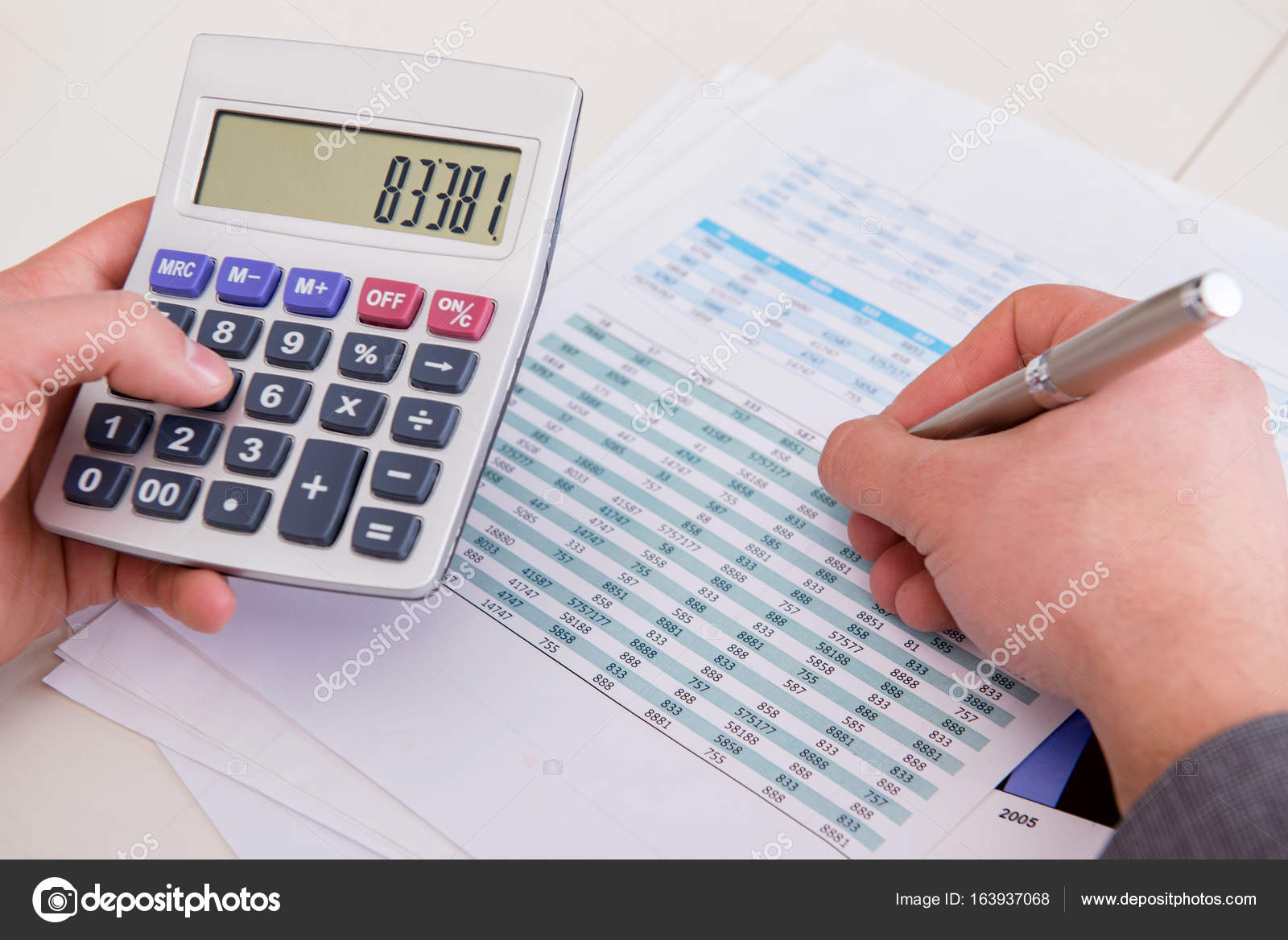 Finanzanalysten und Finanzberichte Stockfotografie lizenzfreie Fotos