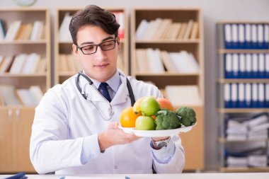 Bilim adamı çeşitli gıdalarda besin araştırması yapıyor