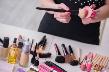 Masada gösterilen makyaj ürünlerinin koleksiyonu
