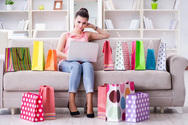 Jovem mulher depois de fazer compras com sacos — Fotografia de Stock