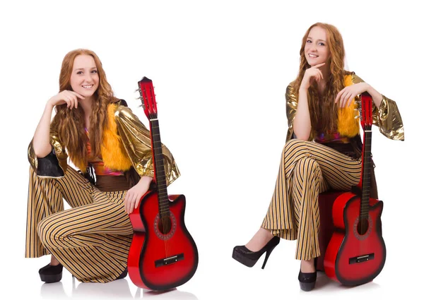 Chica joven con guitarra en blanco — Foto de Stock